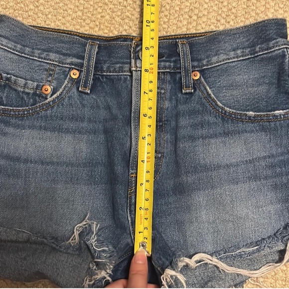Levis Cutoff Shorts - Picture 4 of 6